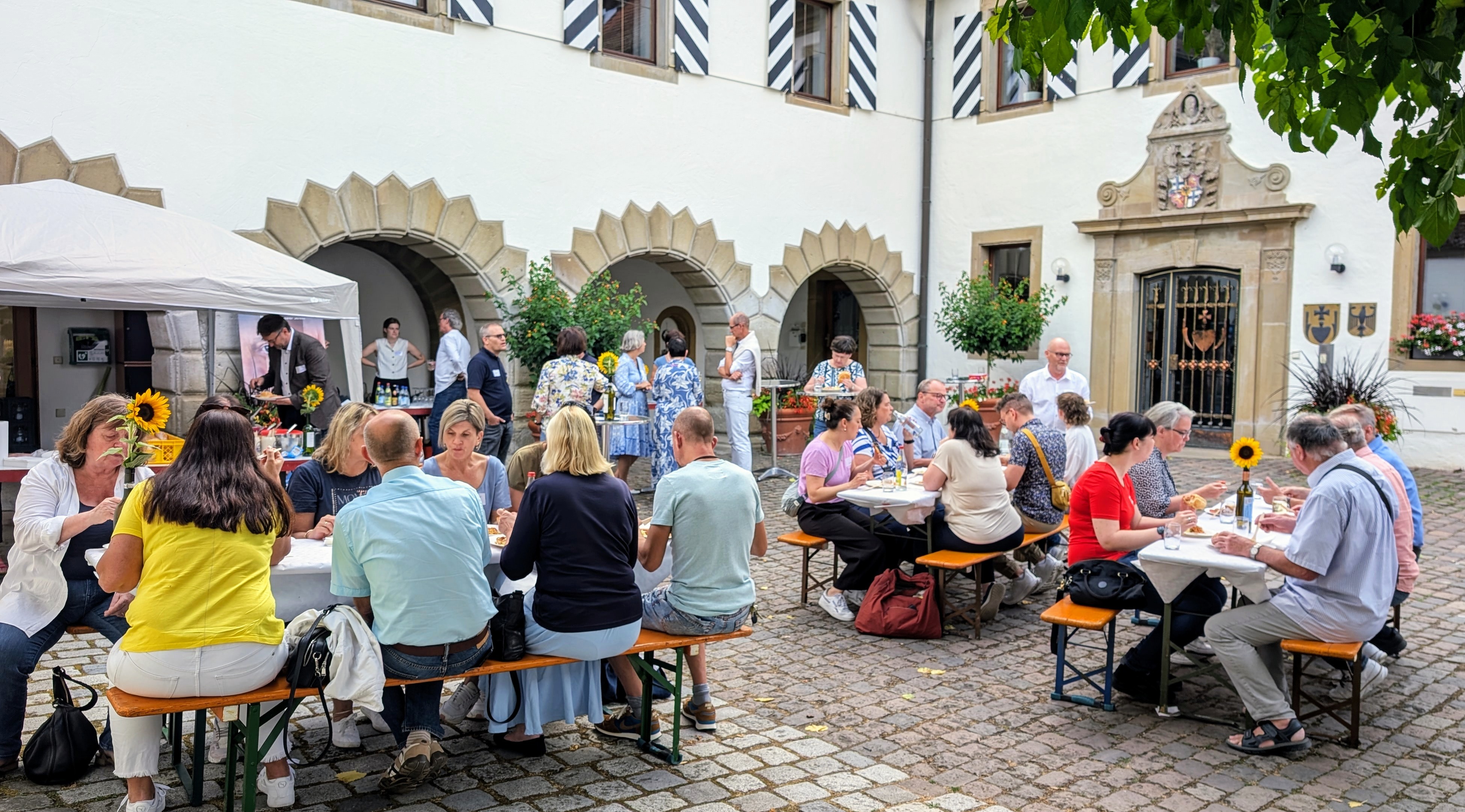 Viele Gespräche in entspannter Atmosphäre im Schloss von Kirchhausen