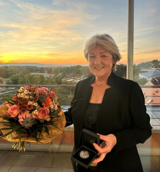 Übergabe Staufermedaille Monika Toussaint
